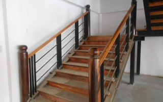 Cầu thang sắt tay vịn gỗ thi công tại Nam Định